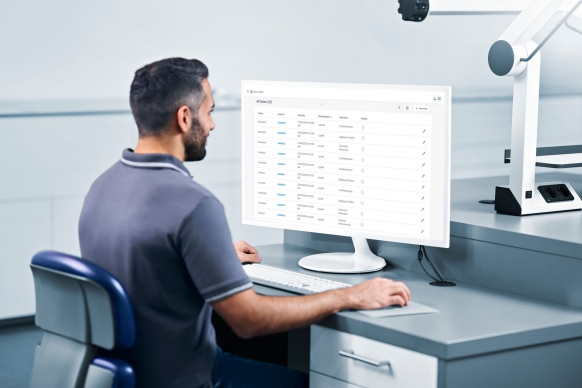 Dental technician using DS Core, monitor showing workflow overview